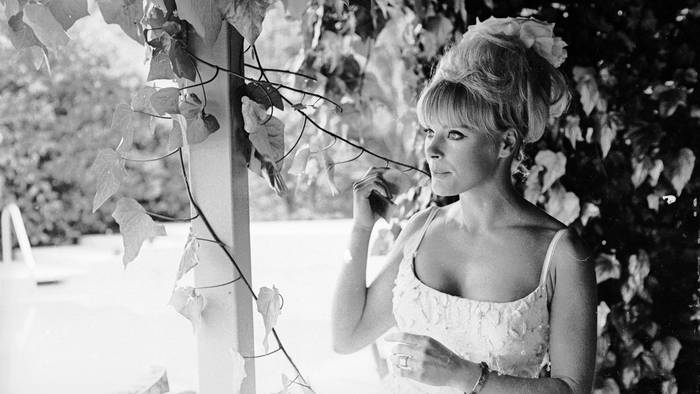 Elke Sommer auf ihrem Anwesen in Beverly Hills. 1964 zog sie nach Los Angeles - dem Jahr ihres Golden-Globe-Triumphs. (Bild: Harry Benson/Express/Getty Images)