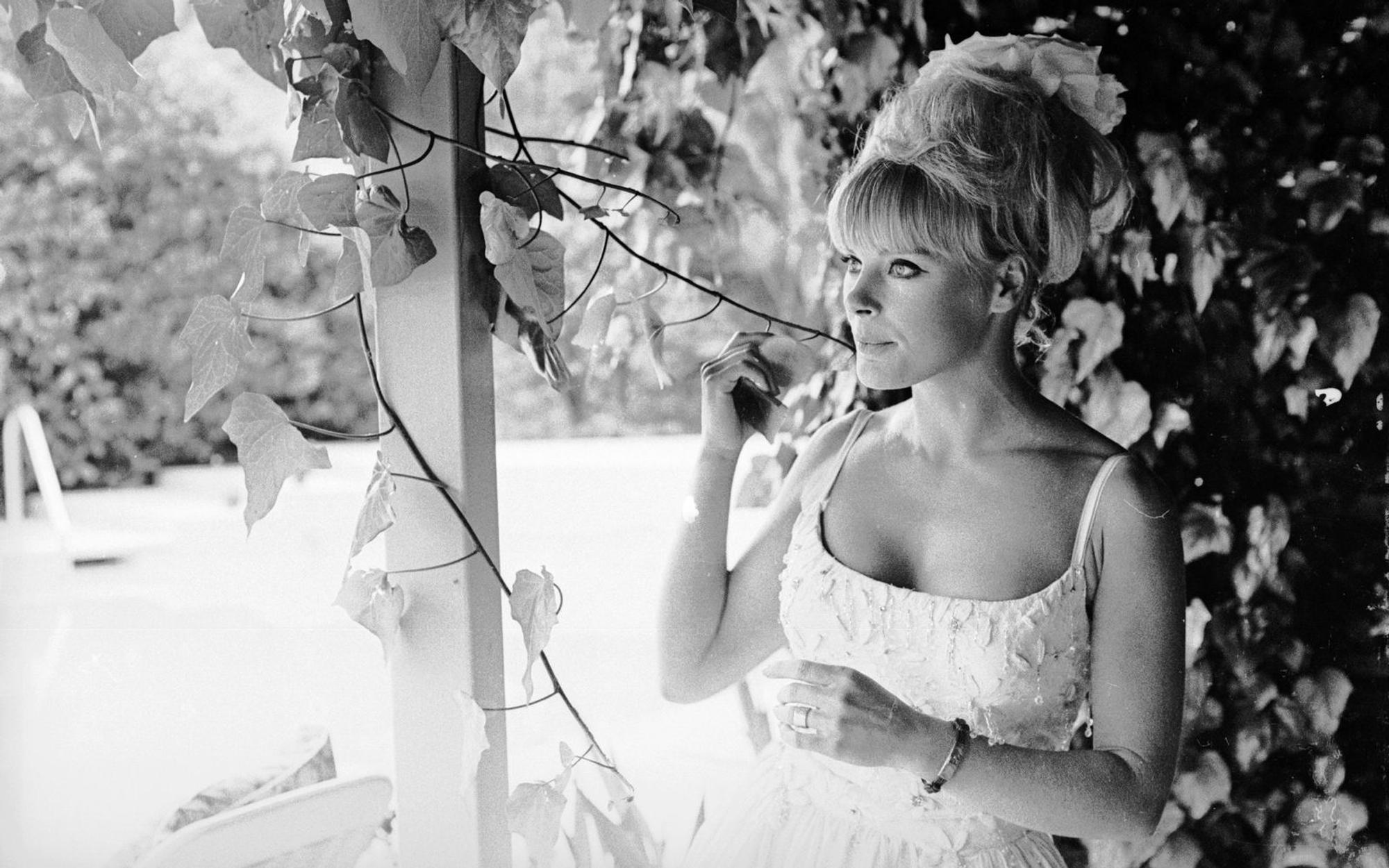 Elke Sommer auf ihrem Anwesen in Beverly Hills. 1964 zog sie nach Los Angeles - dem Jahr ihres Golden-Globe-Triumphs. (Bild: Harry Benson/Express/Getty Images)