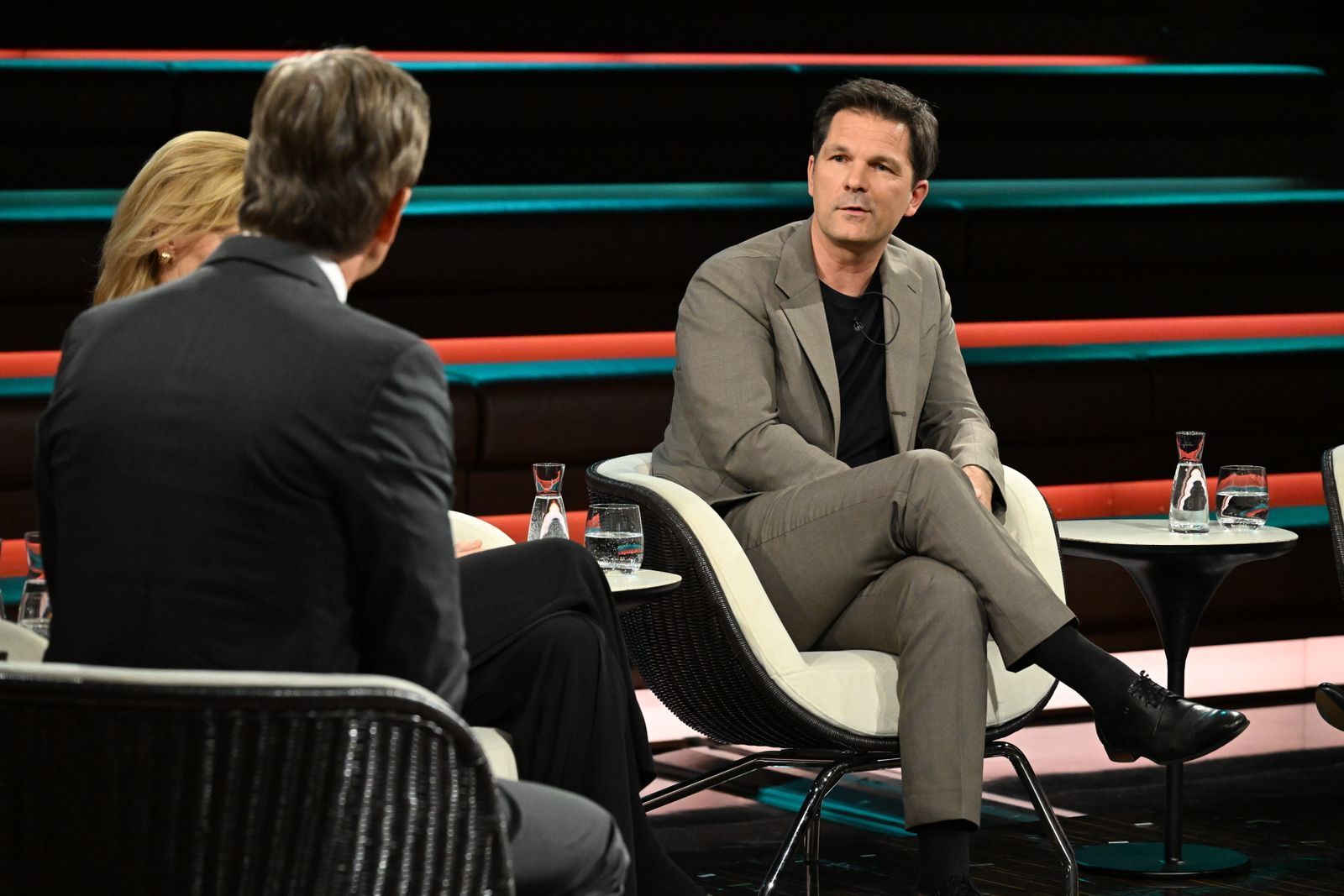 ZDF-Moderator Markus Lanz wollte SPD-Politiker Steffen Krach immer wieder aus der Resereve locken, als es um die Koalitionsverhandlungen mit der Linkspartei in Berlin ging. (Bild: ZDF / Markus Hertrich)