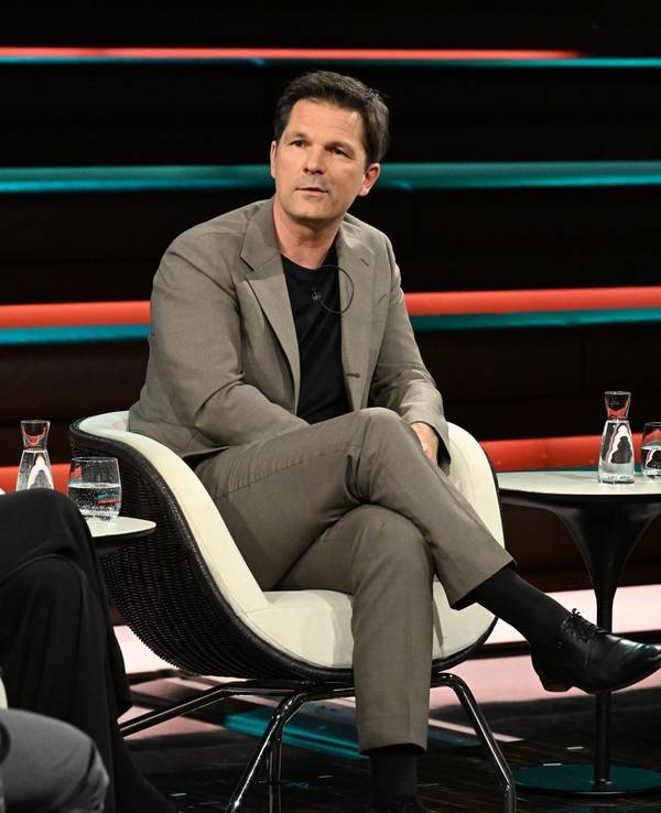 ZDF-Moderator Markus Lanz wollte SPD-Politiker Steffen Krach immer wieder aus der Resereve locken, als es um die Koalitionsverhandlungen mit der Linkspartei in Berlin ging. (Bild: ZDF / Markus Hertrich)