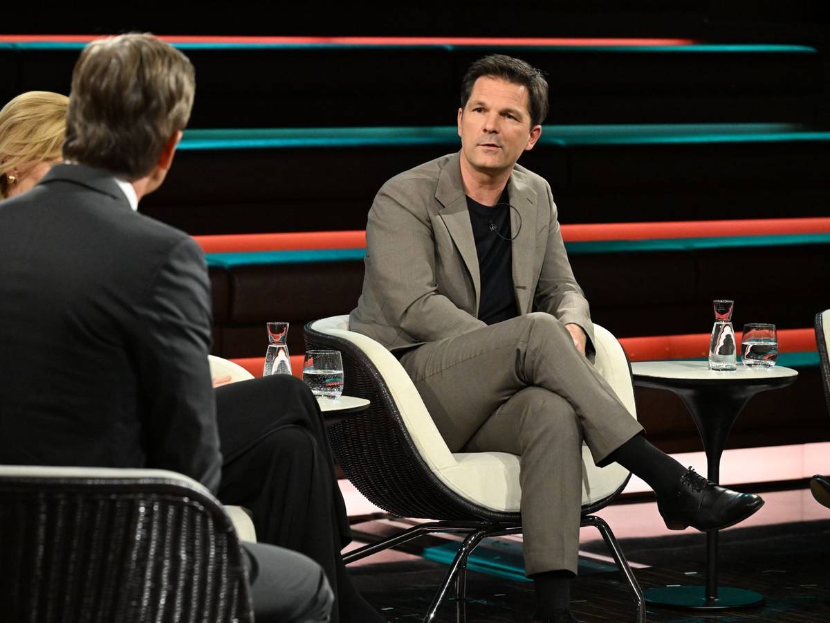 ZDF-Moderator Markus Lanz wollte SPD-Politiker Steffen Krach immer wieder aus der Resereve locken, als es um die Koalitionsverhandlungen mit der Linkspartei in Berlin ging. (Bild: ZDF / Markus Hertrich)