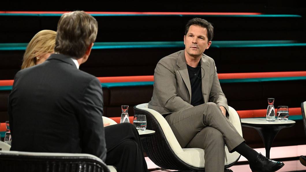 ZDF-Moderator Markus Lanz wollte SPD-Politiker Steffen Krach immer wieder aus der Resereve locken, als es um die Koalitionsverhandlungen mit der Linkspartei in Berlin ging. (Bild: ZDF / Markus Hertrich)