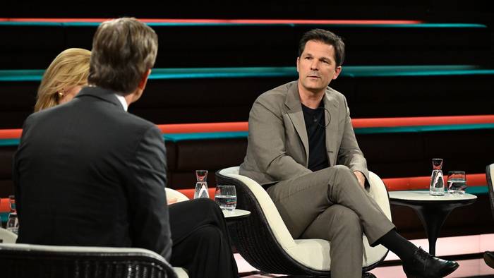 ZDF-Moderator Markus Lanz wollte SPD-Politiker Steffen Krach immer wieder aus der Resereve locken, als es um die Koalitionsverhandlungen mit der Linkspartei in Berlin ging. (Bild: ZDF / Markus Hertrich)