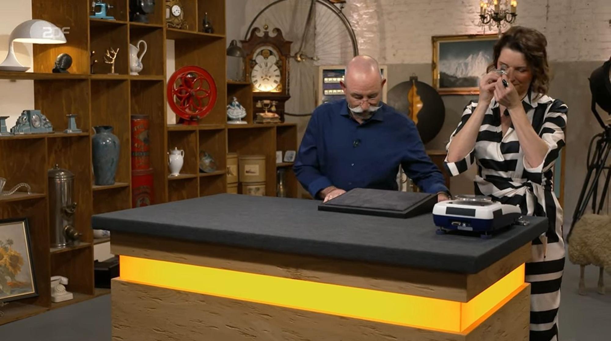 „Oh, das steht wieder schief“, bemerkte Horst Lichter beim Betreten des Studios. (Bild: ZDF)