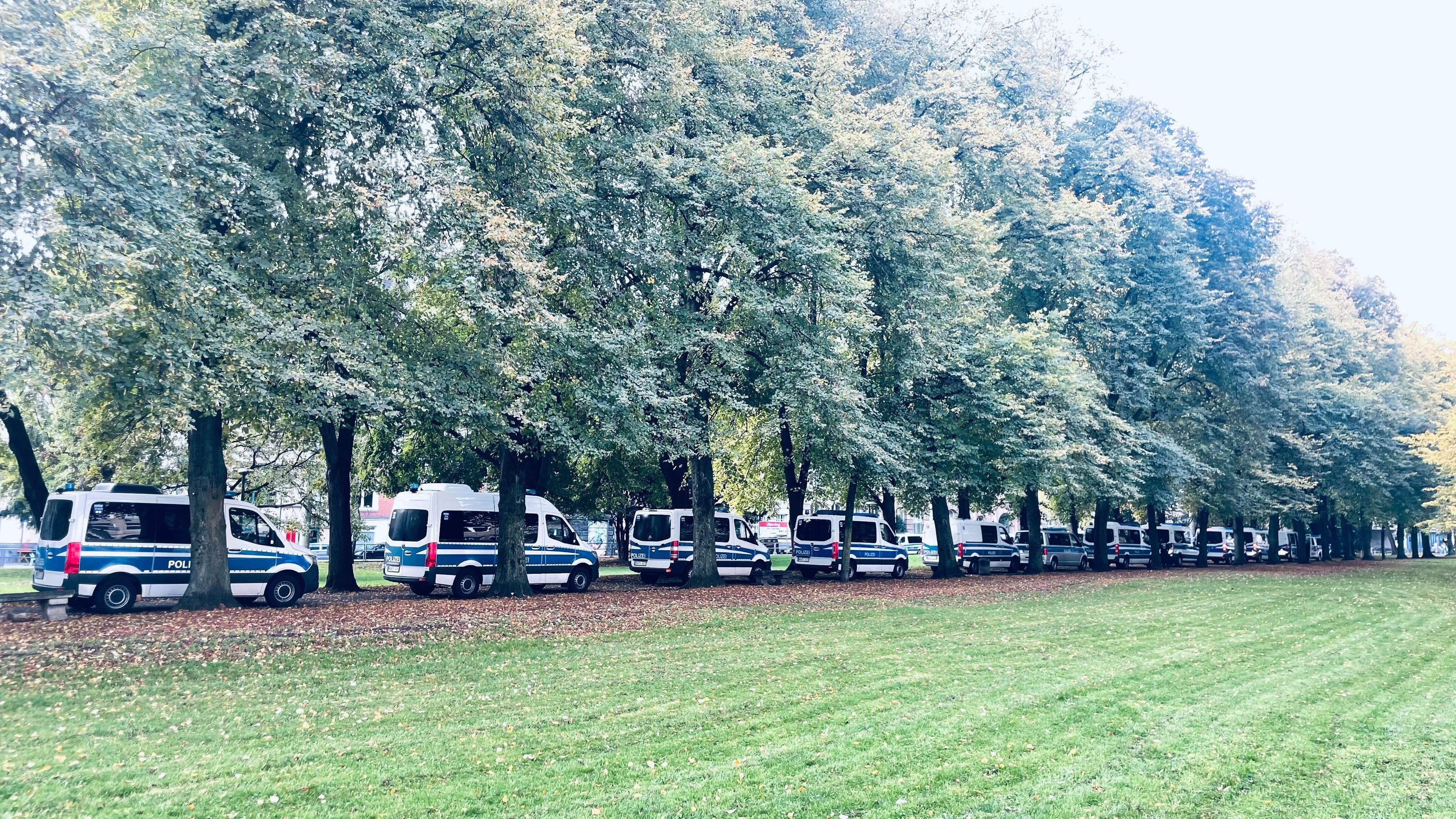 Einsatzkräfte der Polizei sind mit mehreren Fahrzeugen vor Ort.