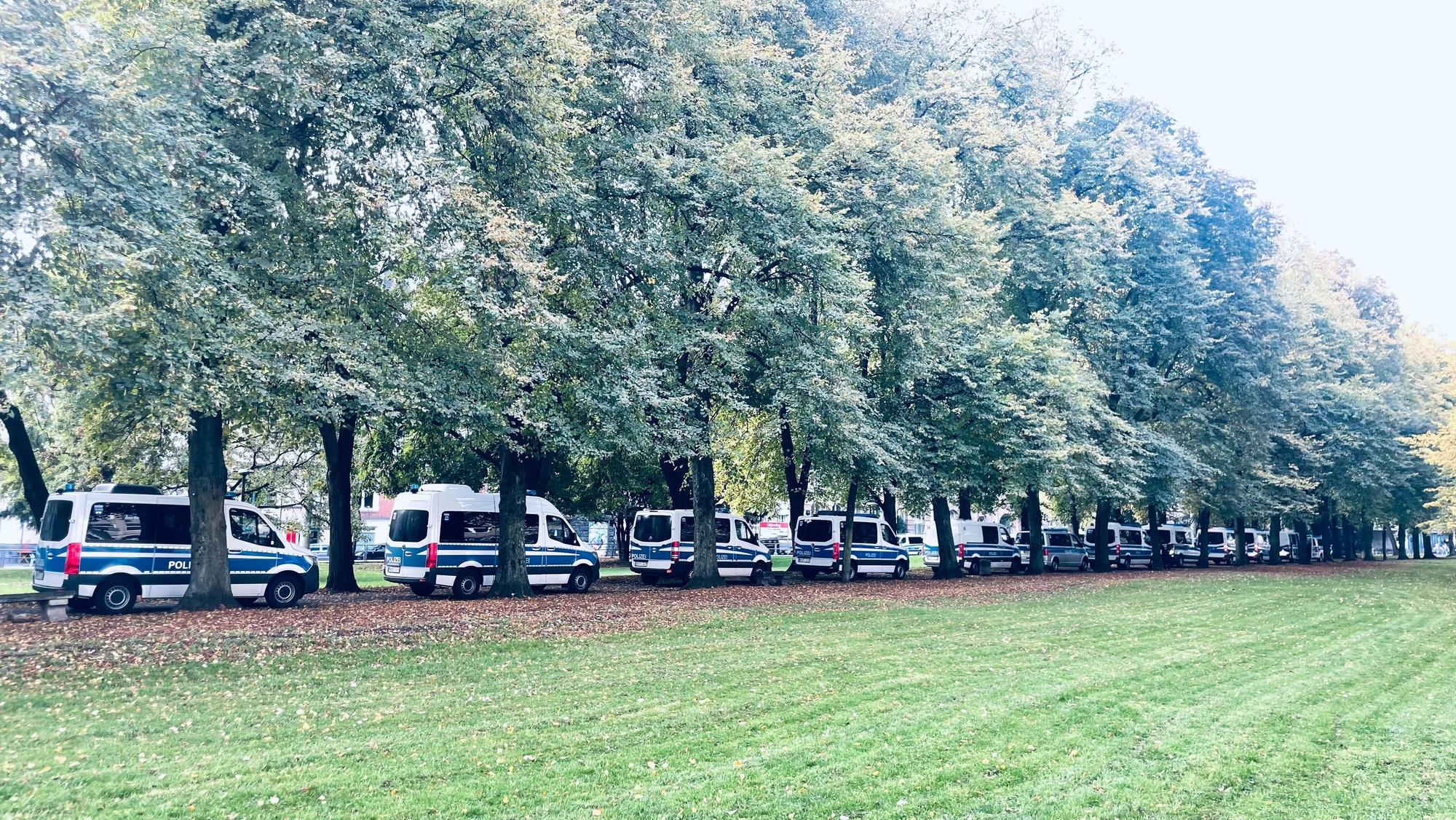 Einsatzkräfte der Polizei sind mit mehreren Fahrzeugen vor Ort.