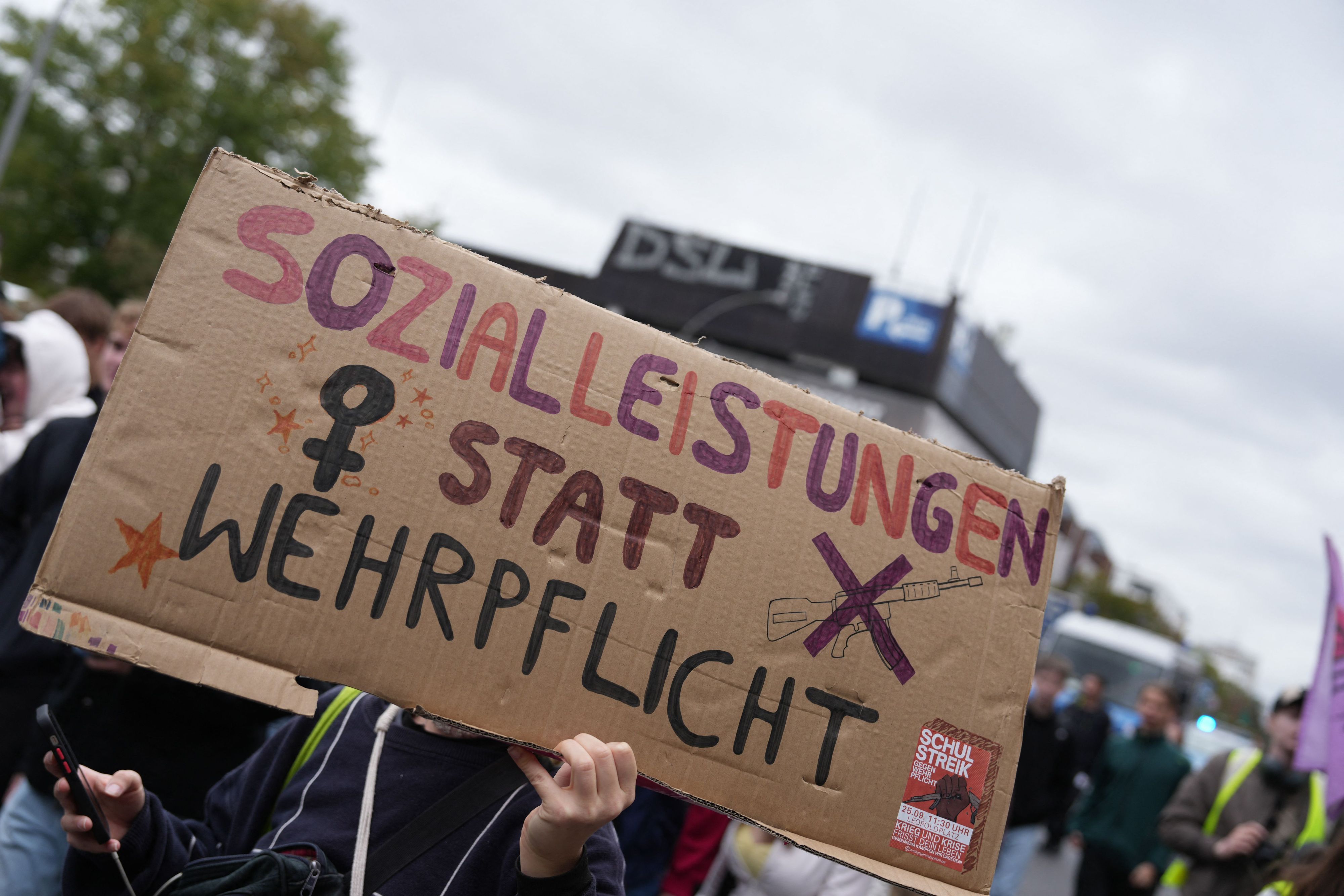 ARCHIV - 25.09.2026, Berlin: Menschen demonstrieren mit einem Schild mit der Aufschrift "Sozialleistungen statt Wehrpflicht" beim Schulstreik gegen die Wiedereinführung der Wehrpflicht (Symbolbild). (zu dpa: «Gen Z protestiert: Tausende Zusagen für Demo in Mainz») Foto: Sven Kaeuler/dpa +++ dpa-Bildfunk +++