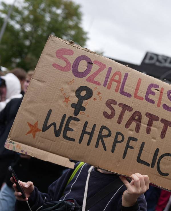 ARCHIV - 25.09.2026, Berlin: Menschen demonstrieren mit einem Schild mit der Aufschrift "Sozialleistungen statt Wehrpflicht" beim Schulstreik gegen die Wiedereinführung der Wehrpflicht (Symbolbild). (zu dpa: «Gen Z protestiert: Tausende Zusagen für Demo in Mainz») Foto: Sven Kaeuler/dpa +++ dpa-Bildfunk +++