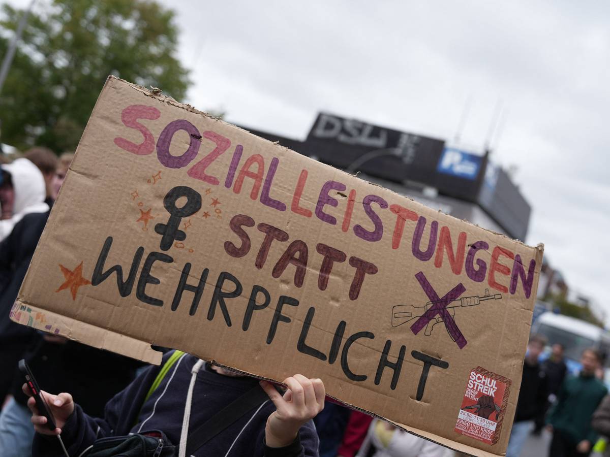 ARCHIV - 25.09.2026, Berlin: Menschen demonstrieren mit einem Schild mit der Aufschrift "Sozialleistungen statt Wehrpflicht" beim Schulstreik gegen die Wiedereinführung der Wehrpflicht (Symbolbild). (zu dpa: «Gen Z protestiert: Tausende Zusagen für Demo in Mainz») Foto: Sven Kaeuler/dpa +++ dpa-Bildfunk +++