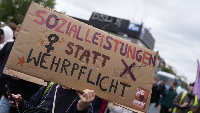 ARCHIV - 25.09.2026, Berlin: Menschen demonstrieren mit einem Schild mit der Aufschrift "Sozialleistungen statt Wehrpflicht" beim Schulstreik gegen die Wiedereinführung der Wehrpflicht (Symbolbild). (zu dpa: «Gen Z protestiert: Tausende Zusagen für Demo in Mainz») Foto: Sven Kaeuler/dpa +++ dpa-Bildfunk +++