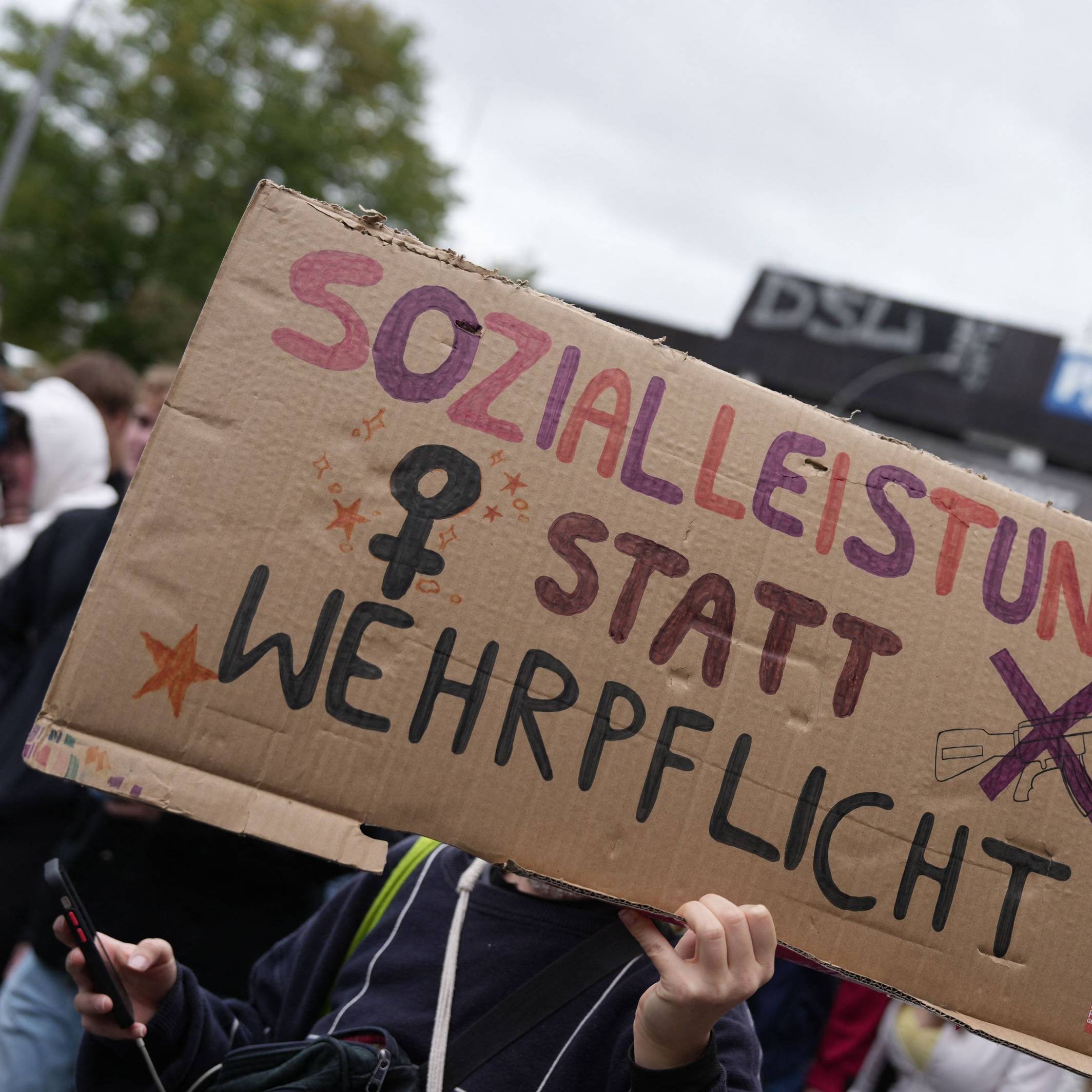 ARCHIV - 25.09.2026, Berlin: Menschen demonstrieren mit einem Schild mit der Aufschrift "Sozialleistungen statt Wehrpflicht" beim Schulstreik gegen die Wiedereinführung der Wehrpflicht (Symbolbild). (zu dpa: «Gen Z protestiert: Tausende Zusagen für Demo in Mainz») Foto: Sven Kaeuler/dpa +++ dpa-Bildfunk +++