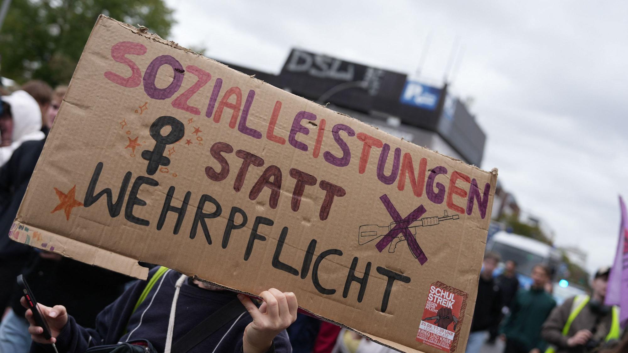 ARCHIV - 25.09.2026, Berlin: Menschen demonstrieren mit einem Schild mit der Aufschrift "Sozialleistungen statt Wehrpflicht" beim Schulstreik gegen die Wiedereinführung der Wehrpflicht (Symbolbild). (zu dpa: «Gen Z protestiert: Tausende Zusagen für Demo in Mainz») Foto: Sven Kaeuler/dpa +++ dpa-Bildfunk +++