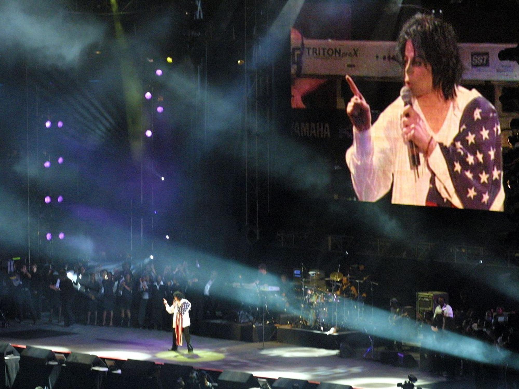 Eine Woche vor dem Erscheinen von „Invincible“ trat der King of Pop bei dem Benefizkonzert „United We Stand“ nach den Anschlägen vom 11. September auf. (Bild: Alex Wong/Getty Images)