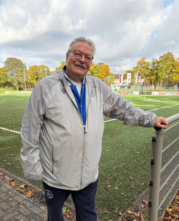 Kurt Nürnberg, Präsident des SC West Köln, an der Sportanlage Apenrader Straße