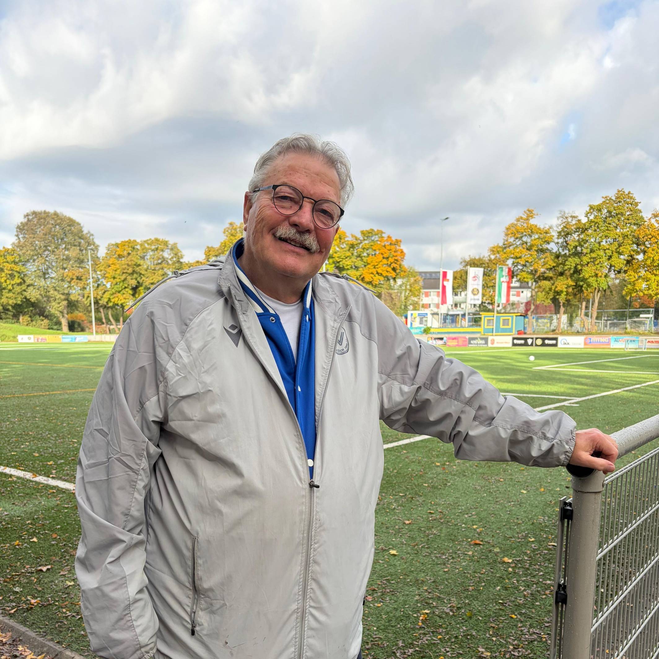 Kurt Nürnberg, Präsident des SC West Köln, an der Sportanlage Apenrader Straße