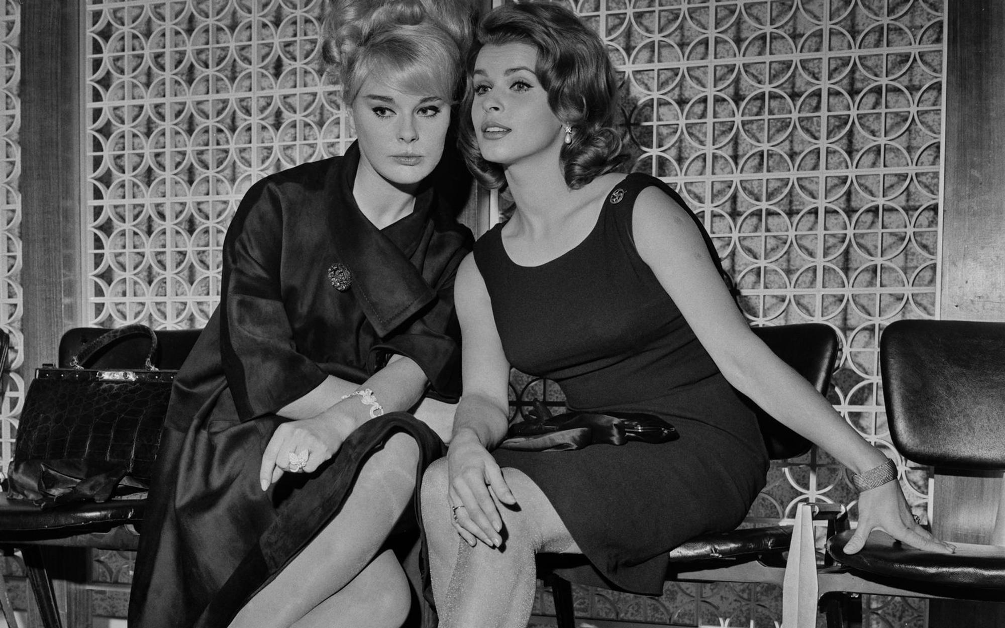 1963 spielten Elke Sommer (links) und Senta Berger gemeinsam im Hollywood-Kriegsdrama „Die Sieger“. (Bild: George Stroud/Daily Express/Hulton Archive/Getty Images)