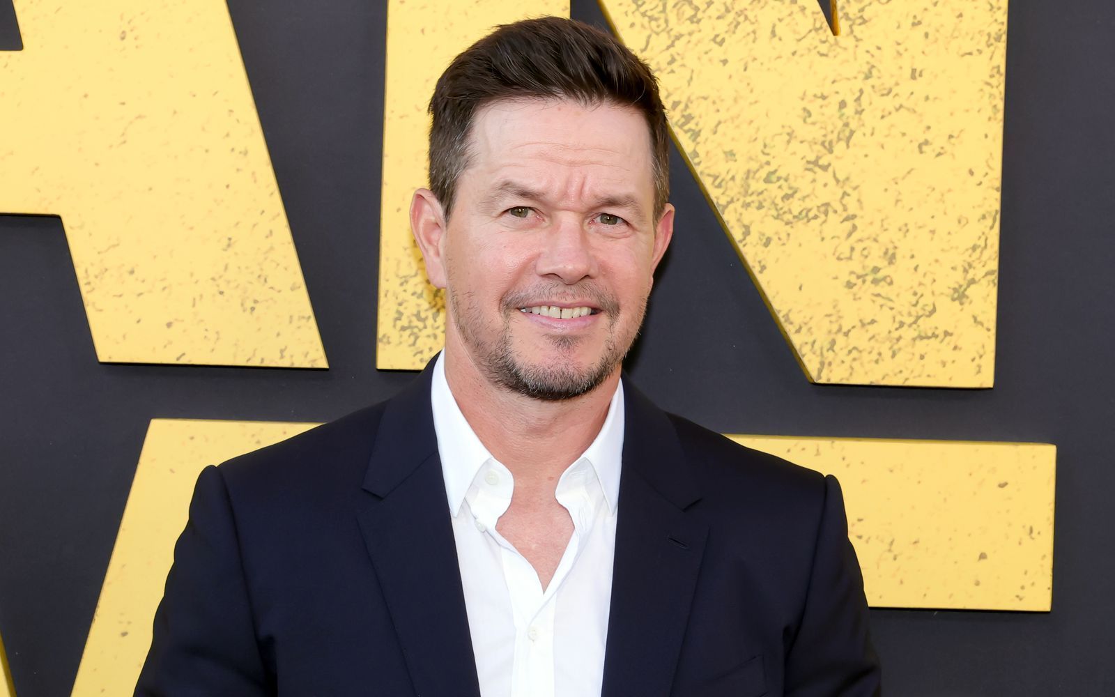 Für seine Rolle in dem neuen Film „By Any Means“ machte Schauspieler Mark Wahlberg eine drastische optische Verwandlung durch.  (Bild: 2026 Getty Images/Kevin Winter)