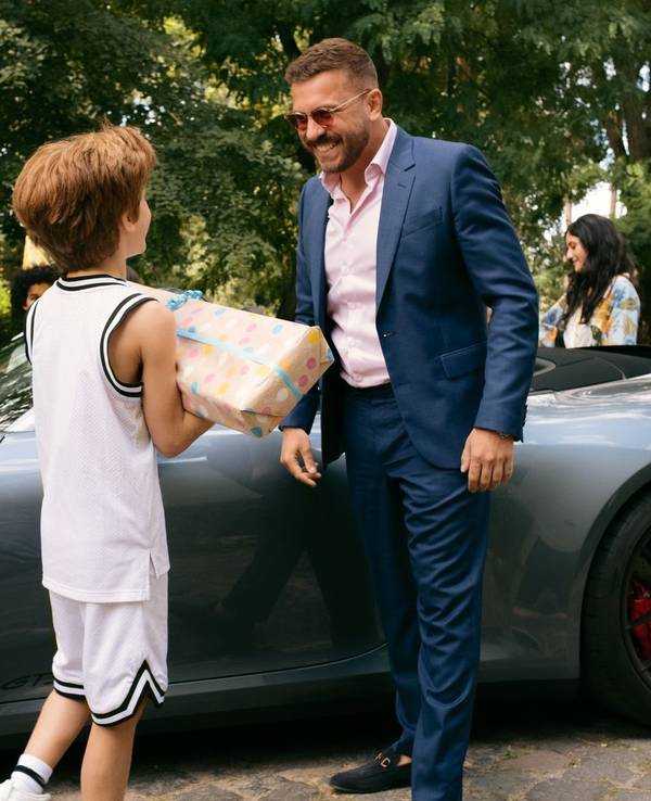 Onkel Timo (Edin Hasanović, rechts) ist der Beste! Geburtstagskind Theo (Levin Wopp) kann es nicht erwarten, sein Geschenk auszupacken. (Bild: Nadja Klier/Netflix)