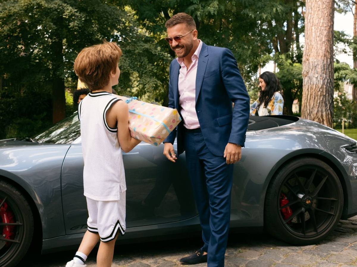 Onkel Timo (Edin Hasanović, rechts) ist der Beste! Geburtstagskind Theo (Levin Wopp) kann es nicht erwarten, sein Geschenk auszupacken. (Bild: Nadja Klier/Netflix)