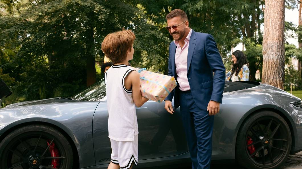 Onkel Timo (Edin Hasanović, rechts) ist der Beste! Geburtstagskind Theo (Levin Wopp) kann es nicht erwarten, sein Geschenk auszupacken. (Bild: Nadja Klier/Netflix)