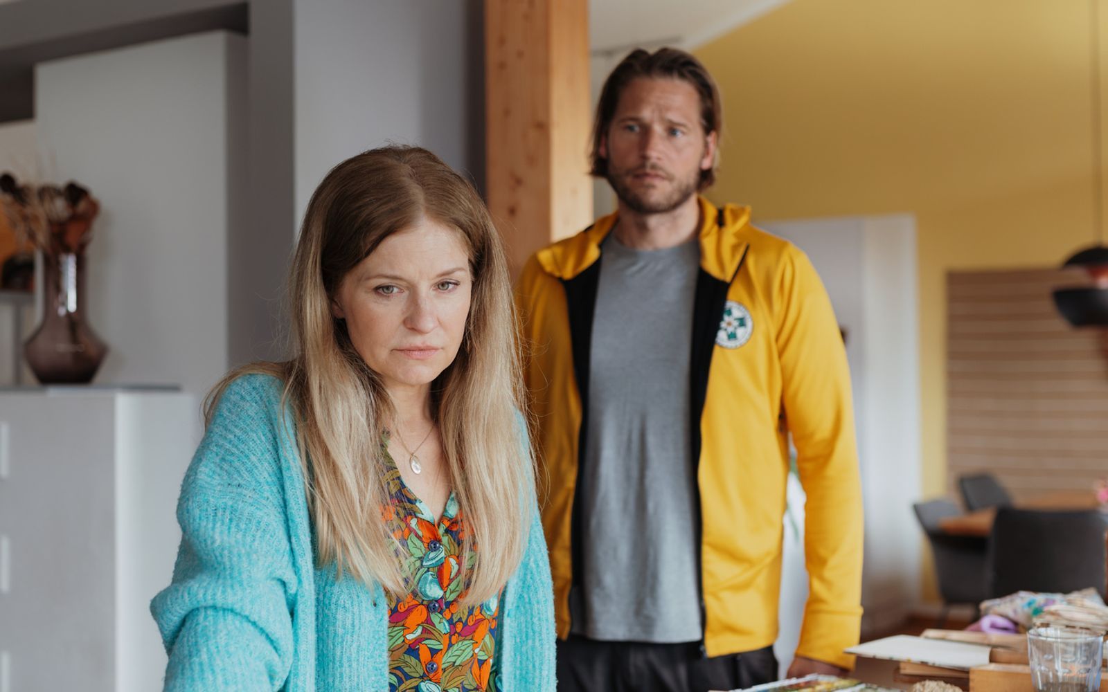 Birte Hanusrichter ist der Gaststar in der Folge „Stimmen der Vergangenheit“, mit der „Die Bergretter“ (ZDF) in die neue Staffel startet. Als Isabel Höller (gerät sie in Gefahr. Kann Markus Kofler (Sebastian Ströbel) rechtzeitig helfen? (Bild: ZDF/Sabine Finger Fotografie)