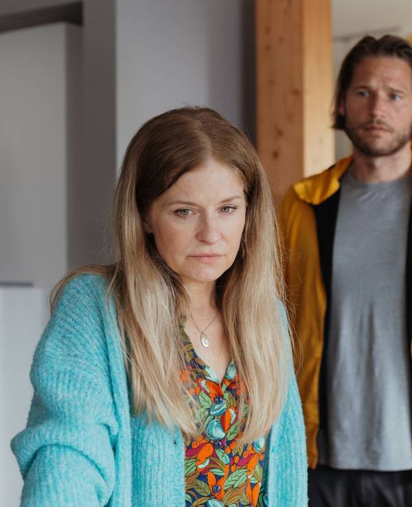 Birte Hanusrichter ist der Gaststar in der Folge „Stimmen der Vergangenheit“, mit der „Die Bergretter“ (ZDF) in die neue Staffel startet. Als Isabel Höller (gerät sie in Gefahr. Kann Markus Kofler (Sebastian Ströbel) rechtzeitig helfen? (Bild: ZDF/Sabine Finger Fotografie)