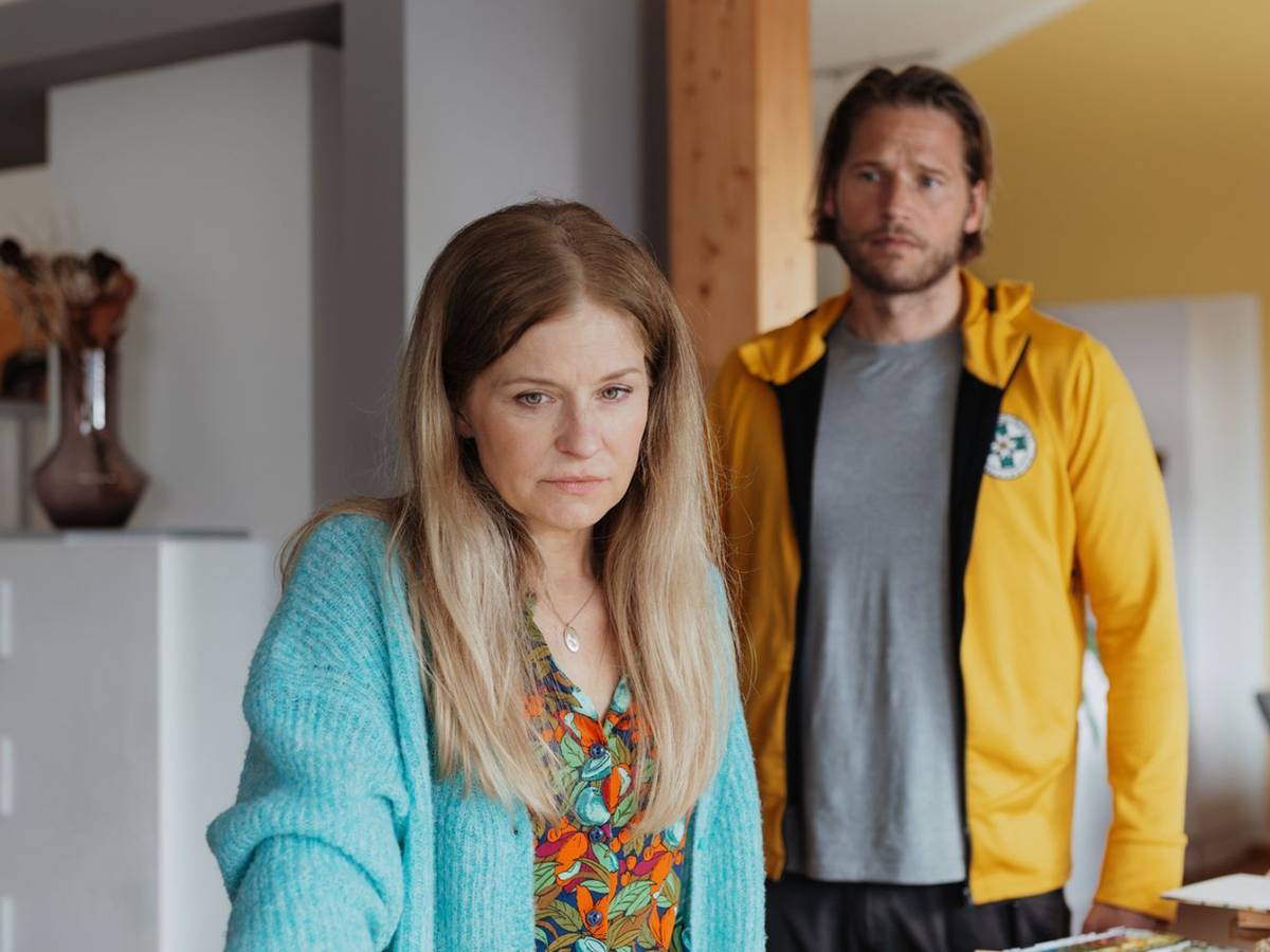 Birte Hanusrichter ist der Gaststar in der Folge „Stimmen der Vergangenheit“, mit der „Die Bergretter“ (ZDF) in die neue Staffel startet. Als Isabel Höller (gerät sie in Gefahr. Kann Markus Kofler (Sebastian Ströbel) rechtzeitig helfen? (Bild: ZDF/Sabine Finger Fotografie)