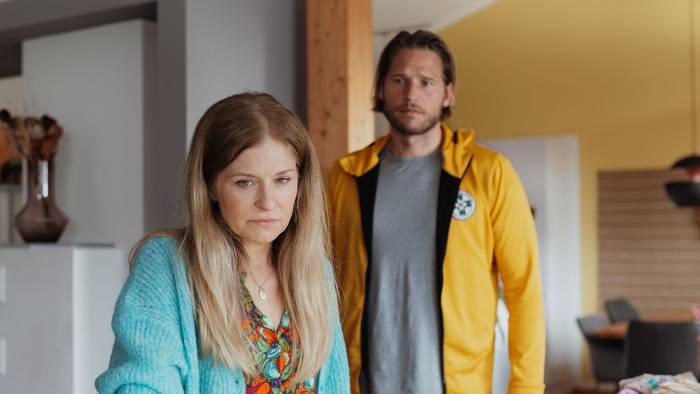 Birte Hanusrichter ist der Gaststar in der Folge „Stimmen der Vergangenheit“, mit der „Die Bergretter“ (ZDF) in die neue Staffel startet. Als Isabel Höller (gerät sie in Gefahr. Kann Markus Kofler (Sebastian Ströbel) rechtzeitig helfen? (Bild: ZDF/Sabine Finger Fotografie)