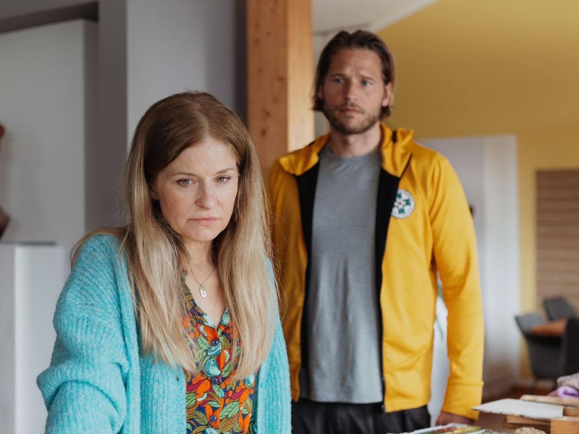 Birte Hanusrichter ist der Gaststar in der Folge „Stimmen der Vergangenheit“, mit der „Die Bergretter“ (ZDF) in die neue Staffel startet. Als Isabel Höller (gerät sie in Gefahr. Kann Markus Kofler (Sebastian Ströbel) rechtzeitig helfen? (Bild: ZDF/Sabine Finger Fotografie)