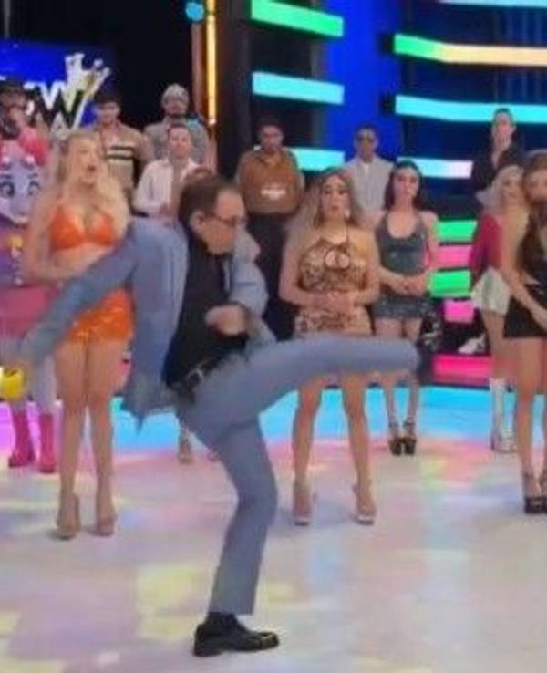 In der Live-Sendung „Es Show“ auf Canal 6 von Multimedios in Monterrey (Mexiko) geriet Moderator Ernesto Chavana außer Kontrolle.