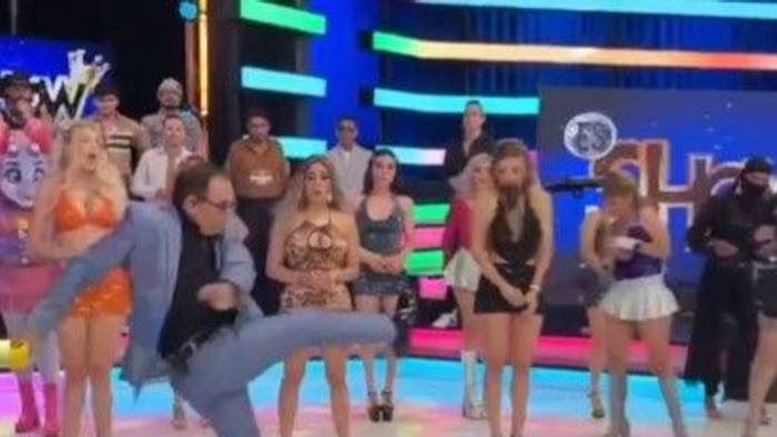 In der Live-Sendung „Es Show“ auf Canal 6 von Multimedios in Monterrey (Mexiko) geriet Moderator Ernesto Chavana außer Kontrolle.