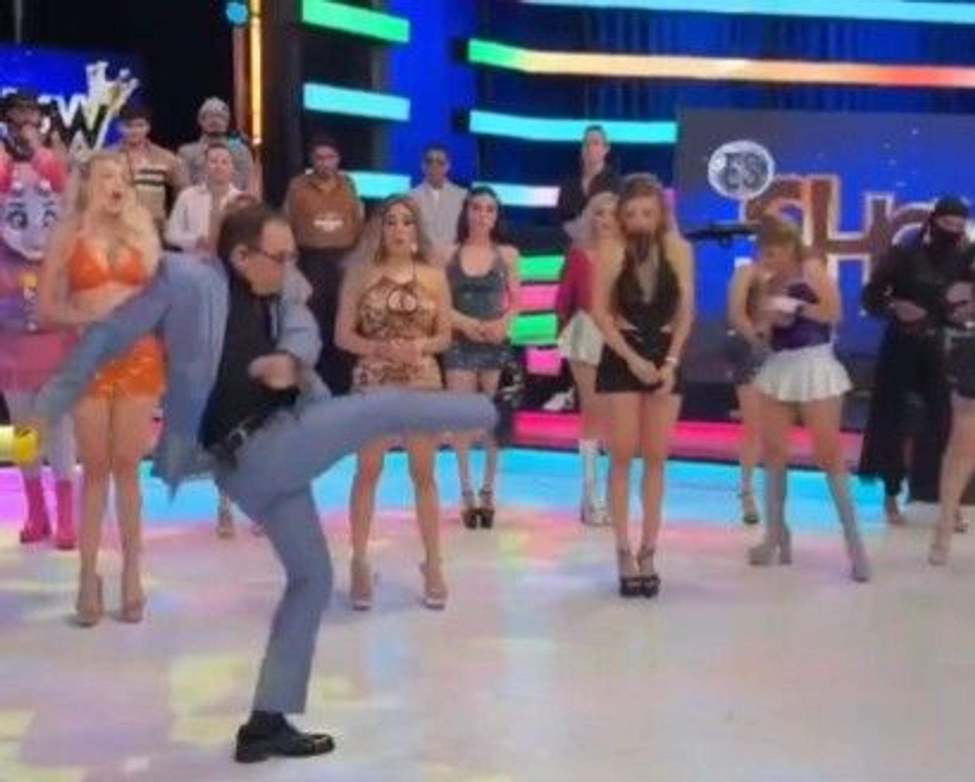 In der Live-Sendung „Es Show“ auf Canal 6 von Multimedios in Monterrey (Mexiko) geriet Moderator Ernesto Chavana außer Kontrolle.