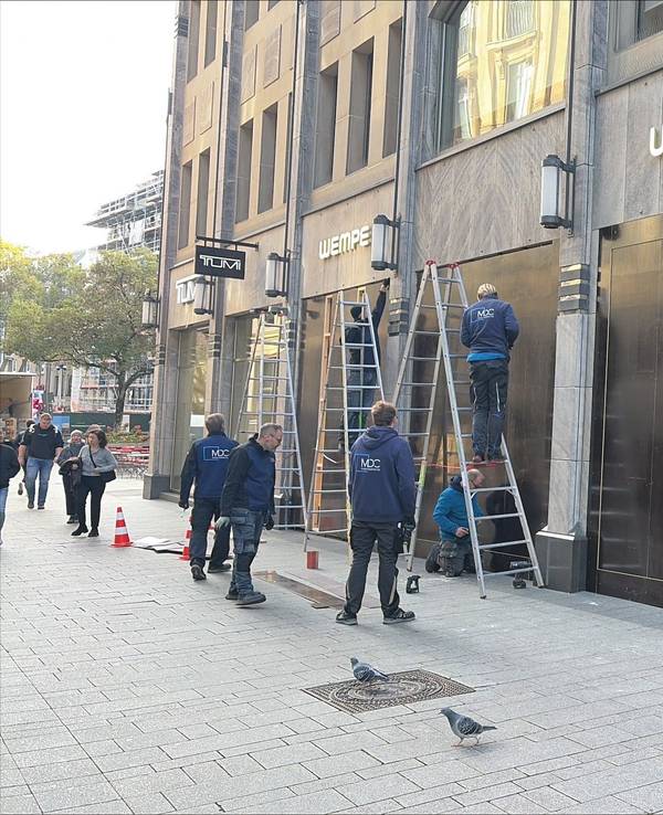 Juwelier Wempe rüstet sich für die Gen-Z-Demo in der Kölner Innenstadt. Die Fensterfront wurde mit Platten gesichert.