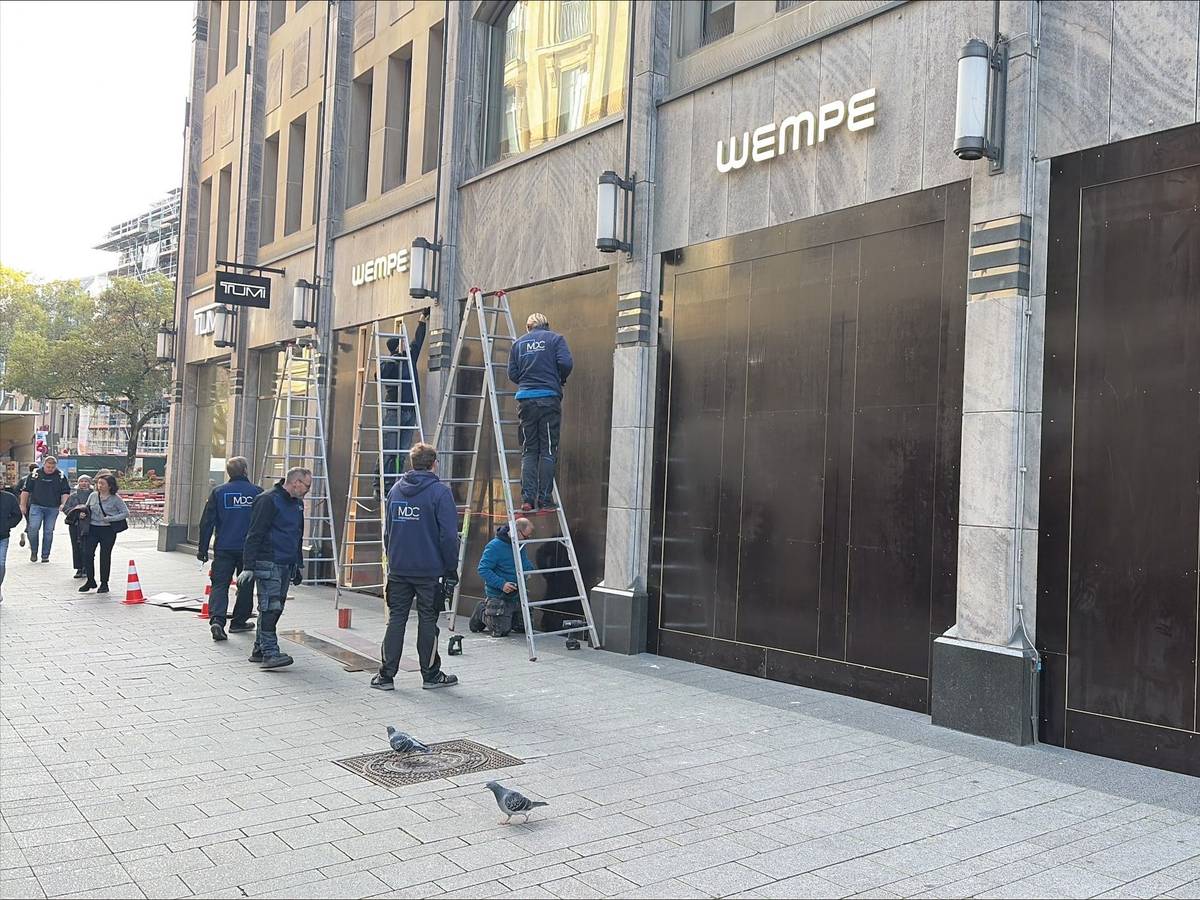Juwelier Wempe rüstet sich für die Gen-Z-Demo in der Kölner Innenstadt. Die Fensterfront wurde mit Platten gesichert.