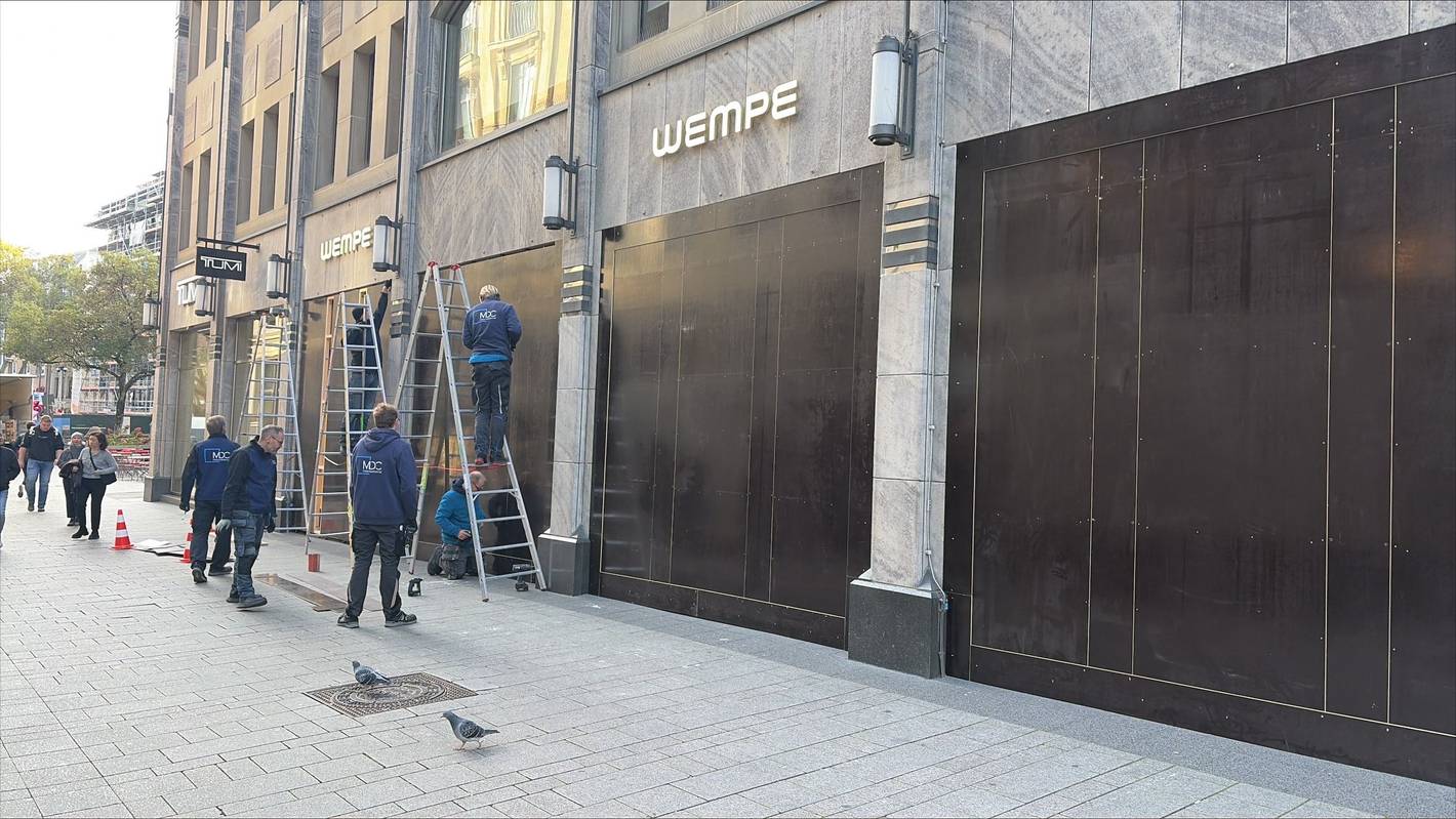 Juwelier Wempe rüstet sich für die Gen-Z-Demo in der Kölner Innenstadt. Die Fensterfront wurde mit Platten gesichert.
