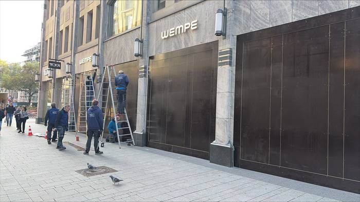 Juwelier Wempe rüstet sich für die Gen-Z-Demo in der Kölner Innenstadt. Die Fensterfront wurde mit Platten gesichert.