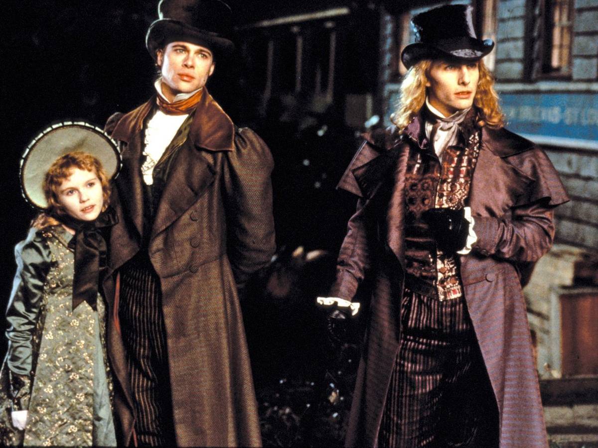 Trio infernale: Vampir Lestat (Tom Cruise, rechts) und seine Schüler Louis (Brad Pitt) und Claudia (Kirsten Dunst) sind permanent auf Beutezug. (Bild: RTL)