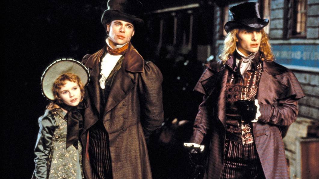 Trio infernale: Vampir Lestat (Tom Cruise, rechts) und seine Schüler Louis (Brad Pitt) und Claudia (Kirsten Dunst) sind permanent auf Beutezug. (Bild: RTL)