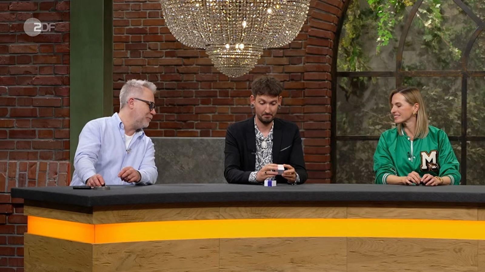 „Ui - das ist mal ne Ansage, die Sie da mitgebracht haben“, zeigte sich Fabian Kahl (Mitte) beeindruckt.  (Bild: ZDF)