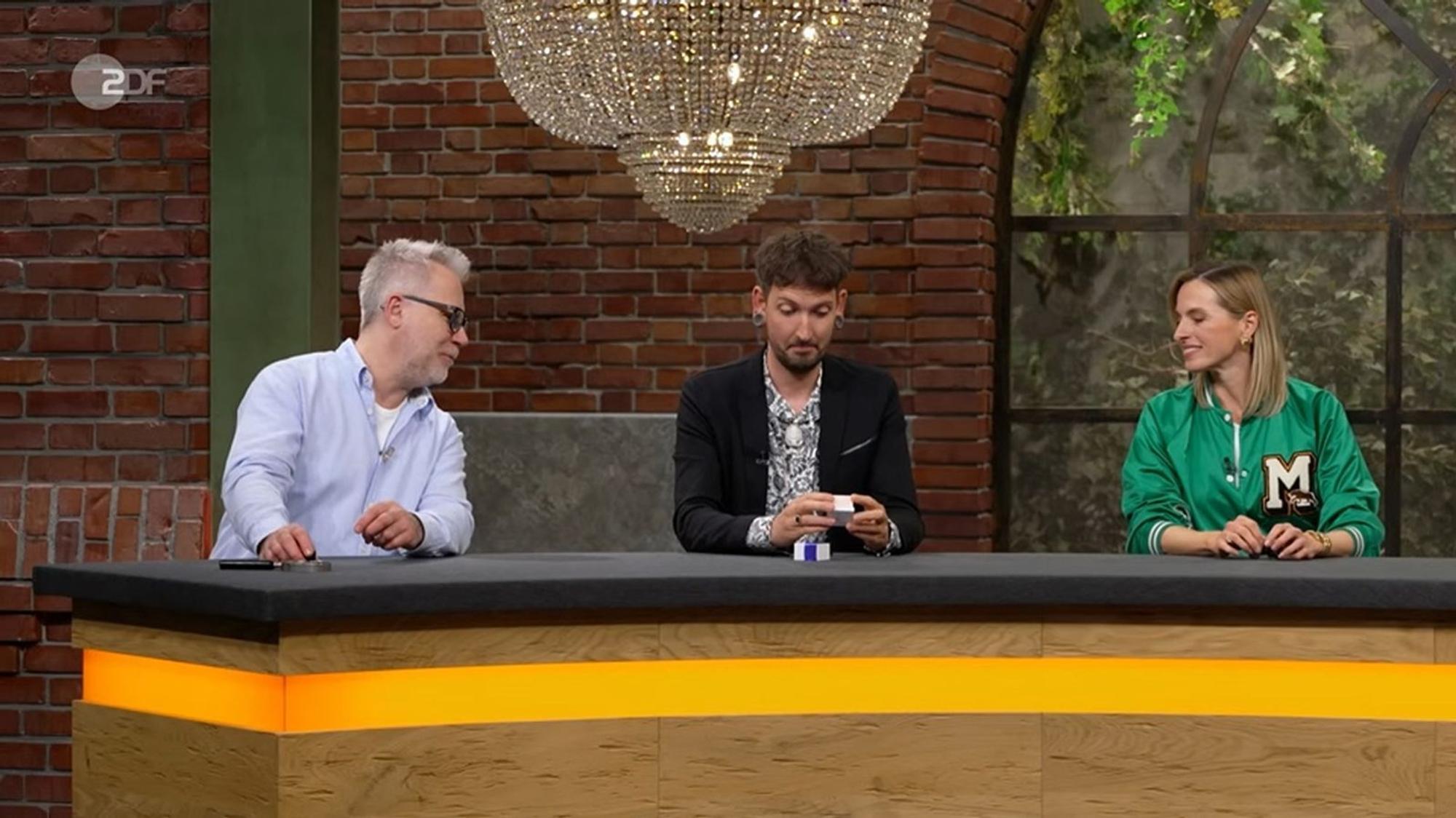 „Ui - das ist mal ne Ansage, die Sie da mitgebracht haben“, zeigte sich Fabian Kahl (Mitte) beeindruckt. (Bild: ZDF)