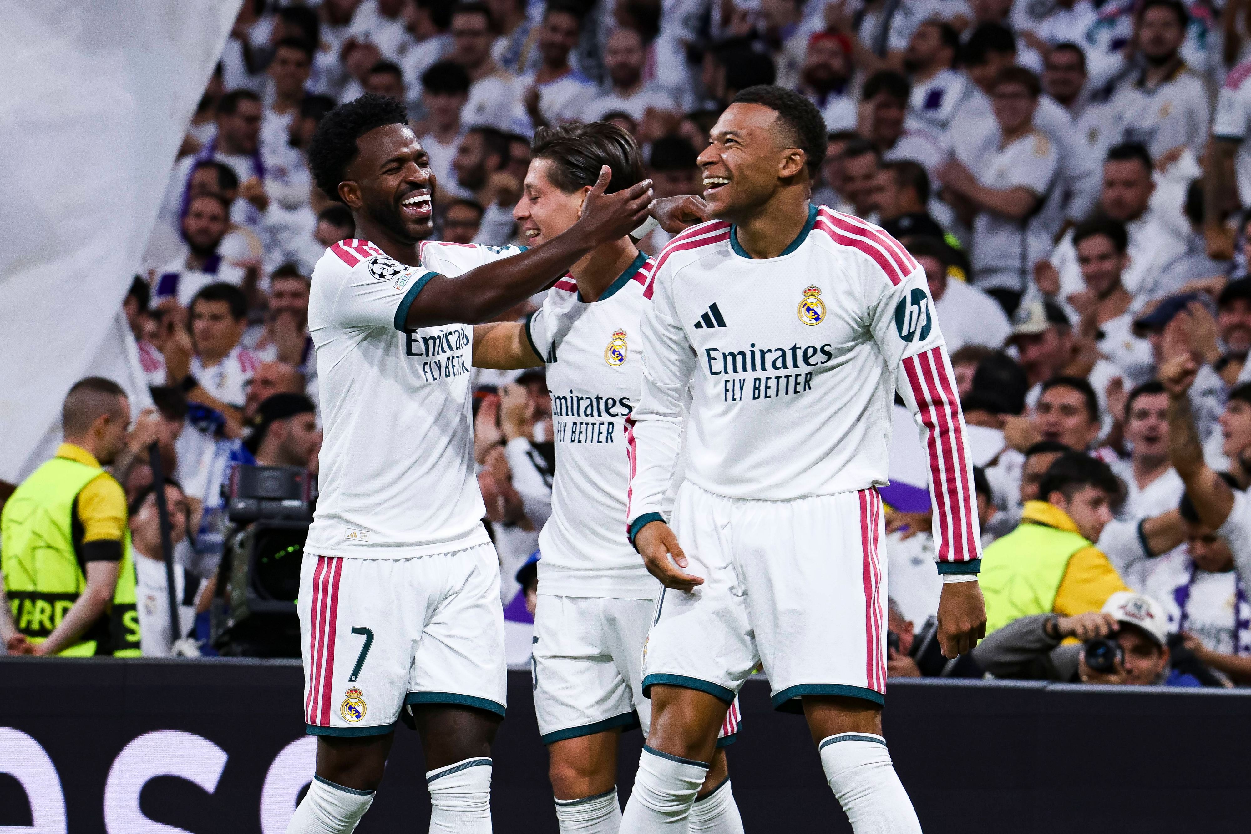 Vinicius Junior, Arda Güler und Kylian Mbappé jubeln gemeinsam.