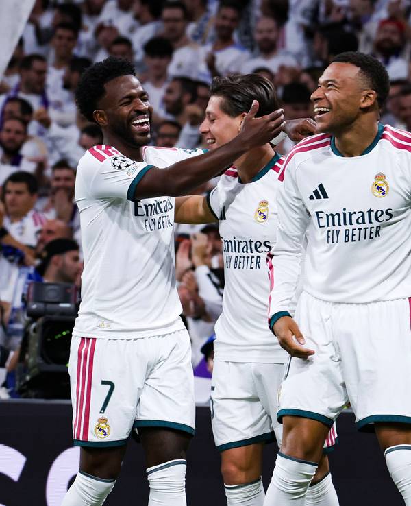 Vinicius Junior, Arda Güler und Kylian Mbappé jubeln gemeinsam.