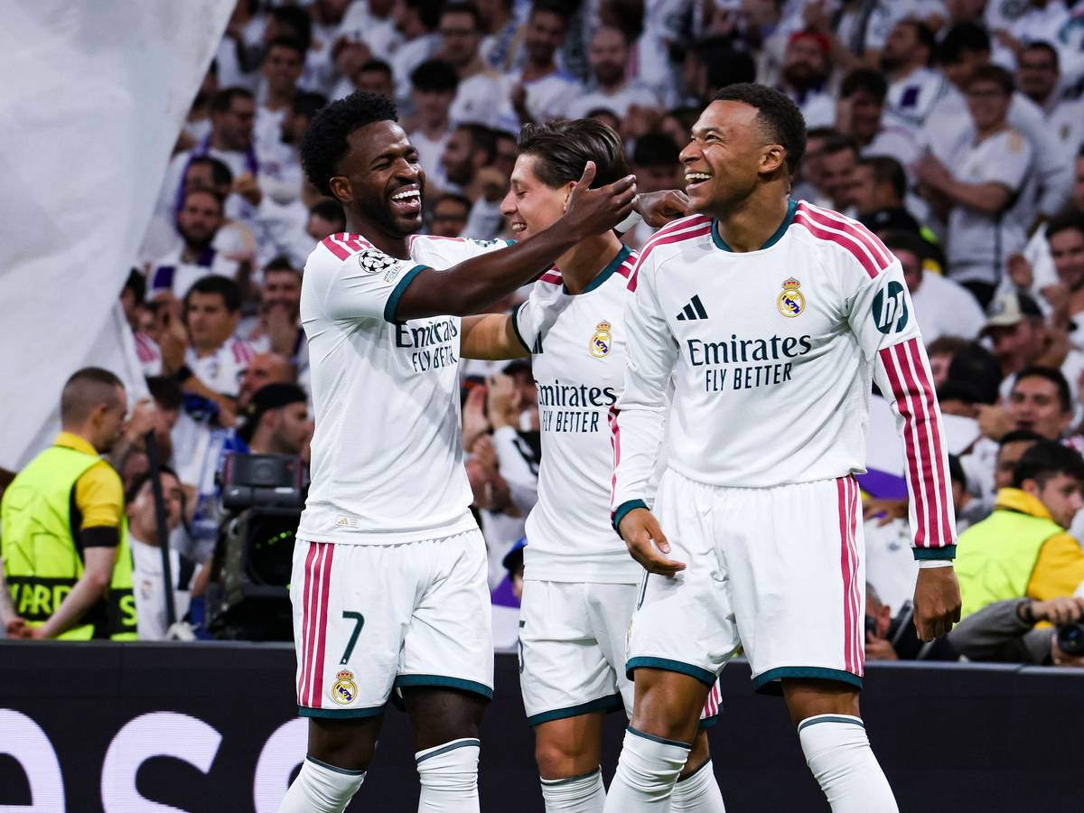Vinicius Junior, Arda Güler und Kylian Mbappé jubeln gemeinsam.