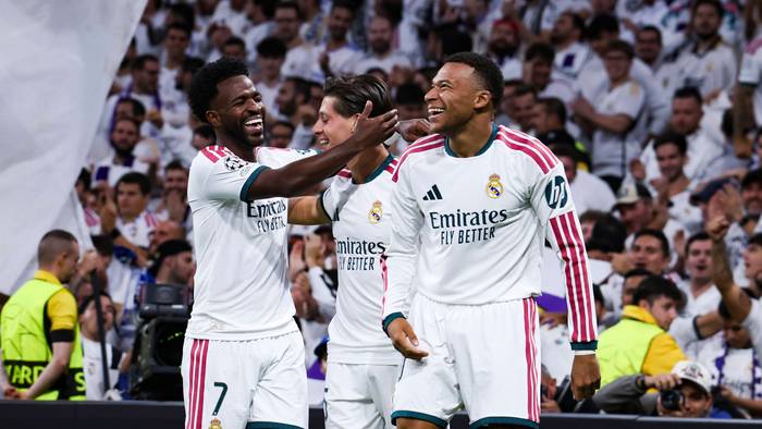 Vinicius Junior, Arda Güler und Kylian Mbappé jubeln gemeinsam.
