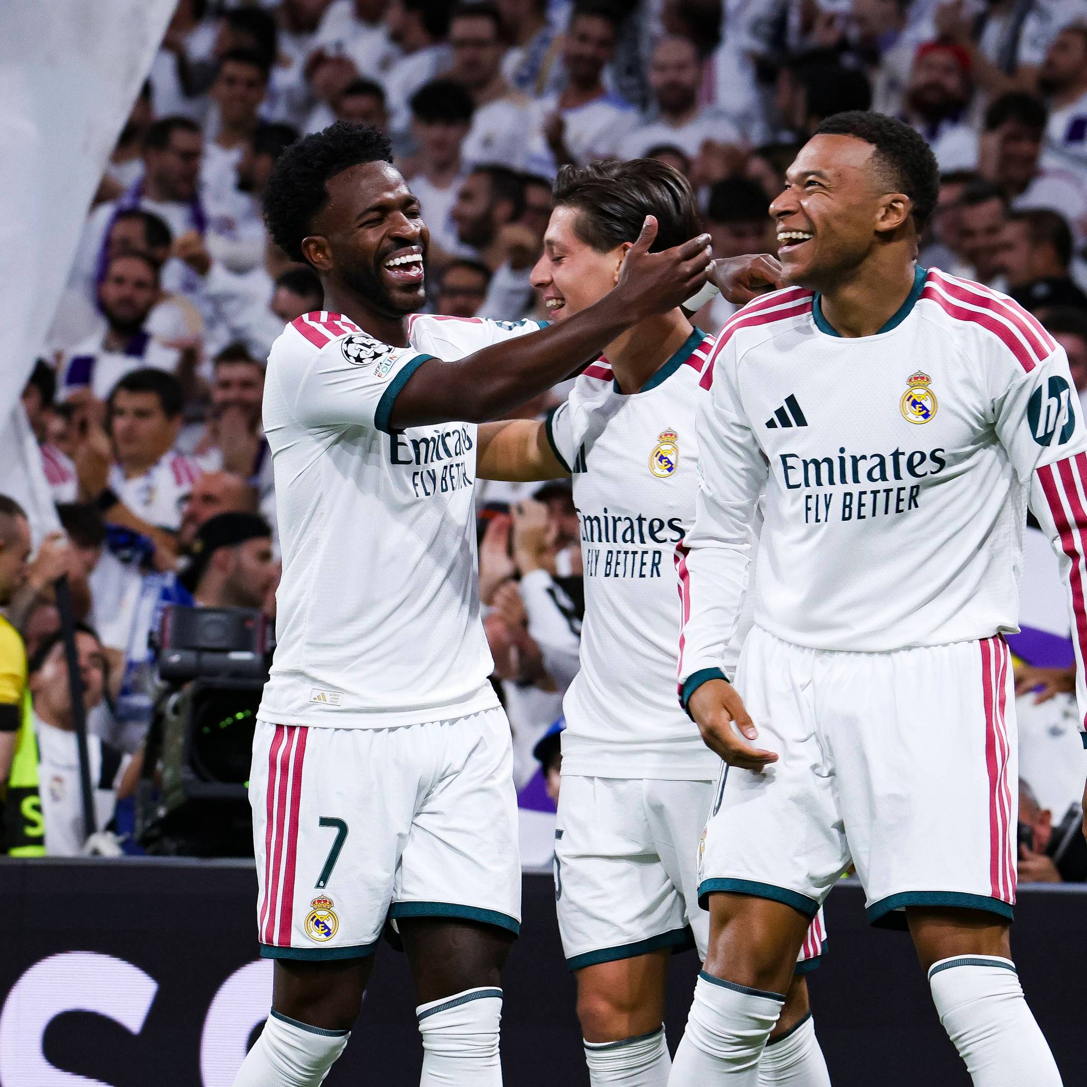 Vinicius Junior, Arda Güler und Kylian Mbappé jubeln gemeinsam.