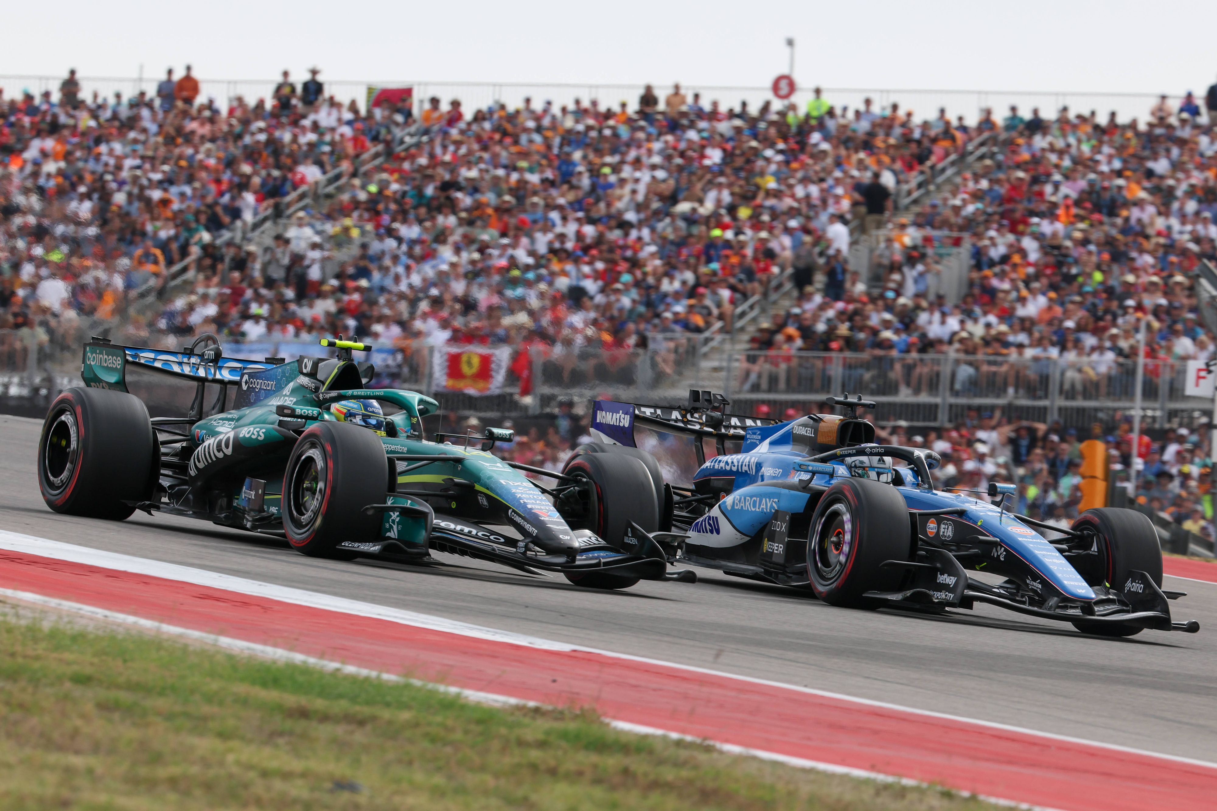 Fernando Alonso und Alex Albon auf der Rennstrecke