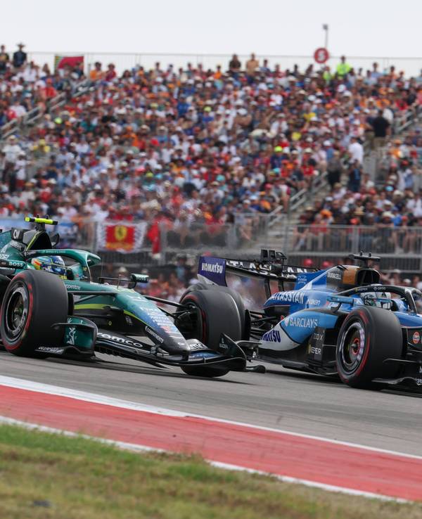 Fernando Alonso und Alex Albon auf der Rennstrecke