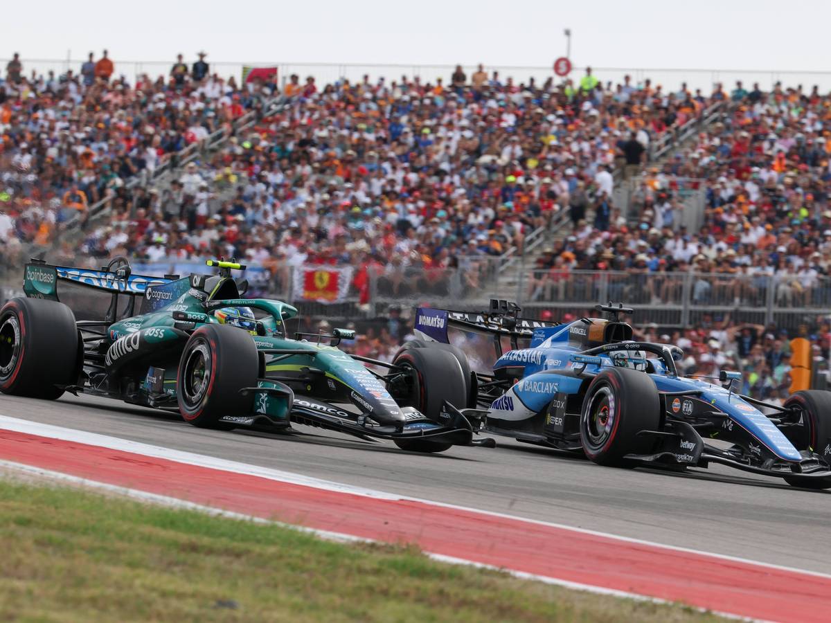 Fernando Alonso und Alex Albon auf der Rennstrecke