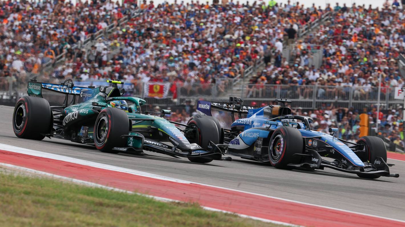 Fernando Alonso und Alex Albon auf der Rennstrecke