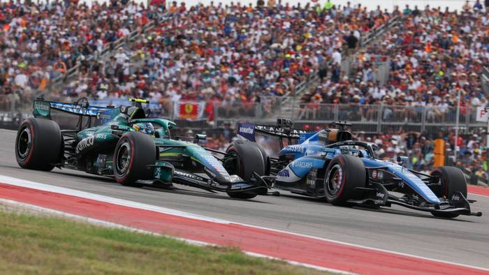 Fernando Alonso und Alex Albon auf der Rennstrecke